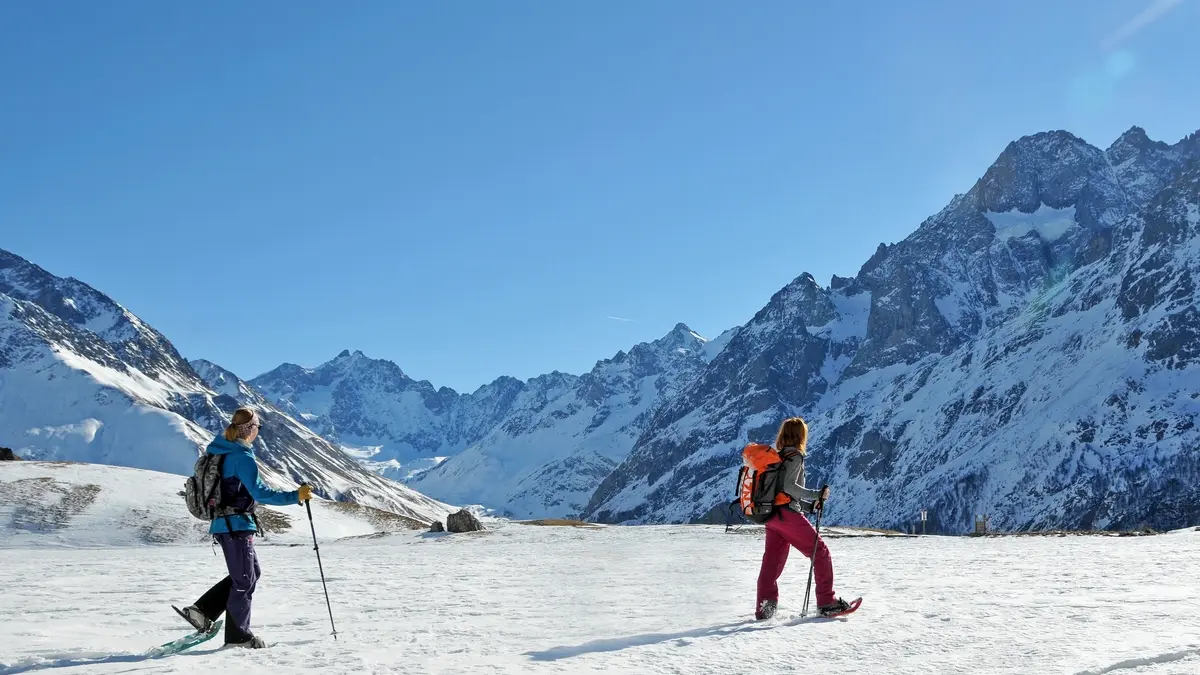 Randonneurs raquette devant les sommets des Ecrins