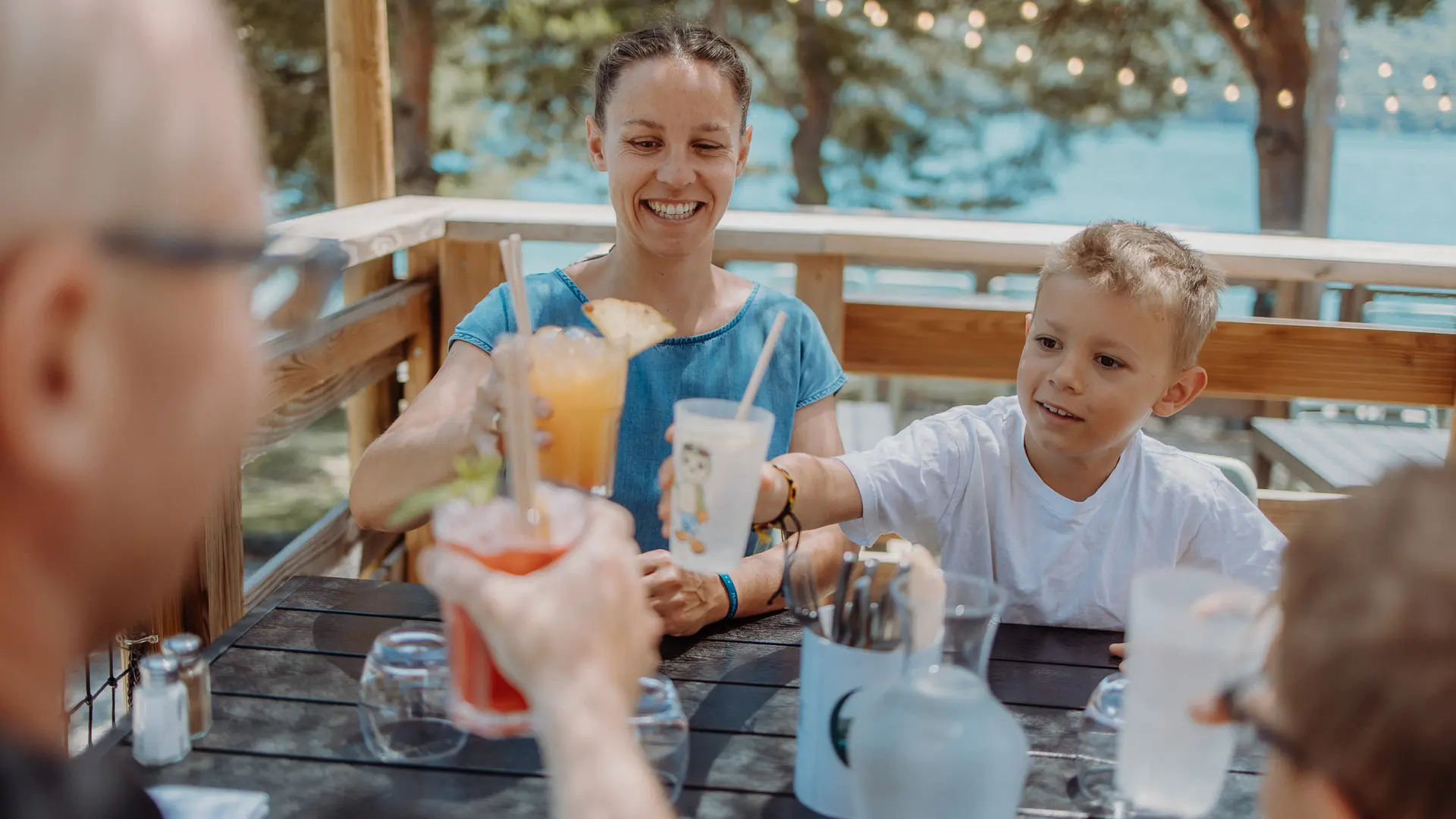 Prenez un verre en bord de lac