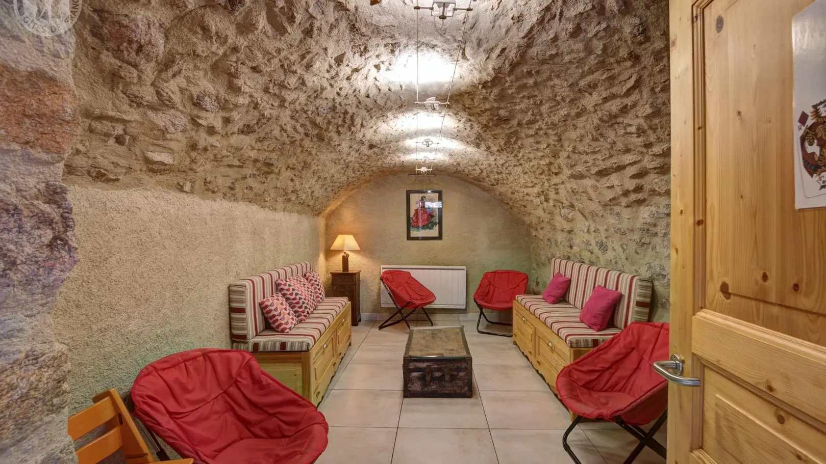 Ancienne cave à fourme de montbrison aménagée en salon de détente