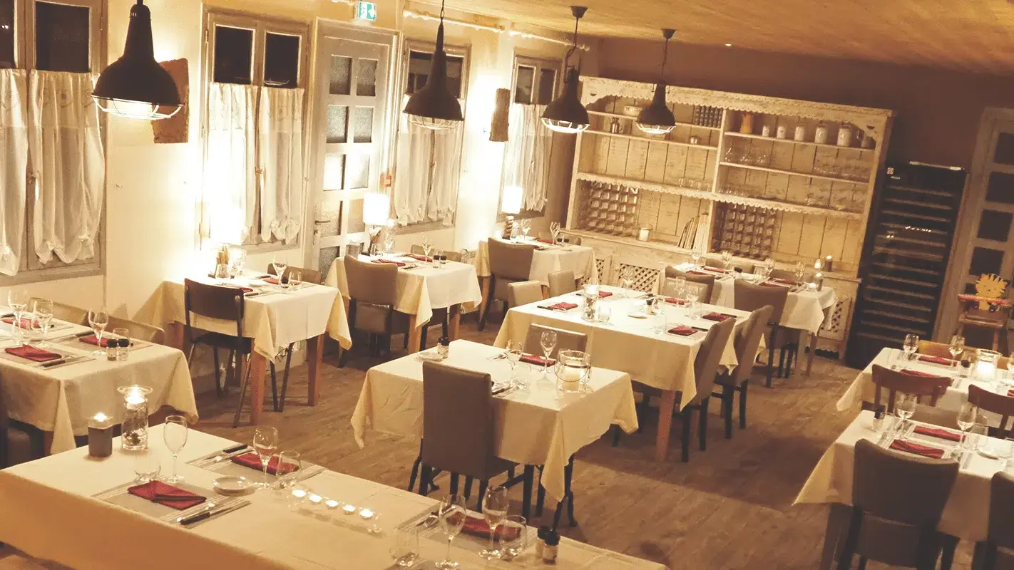 Auberge Les Clarines au Châtelard : salle du restaurant