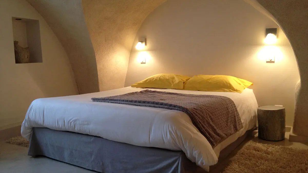 Intérieur d’une chambre, lit double
