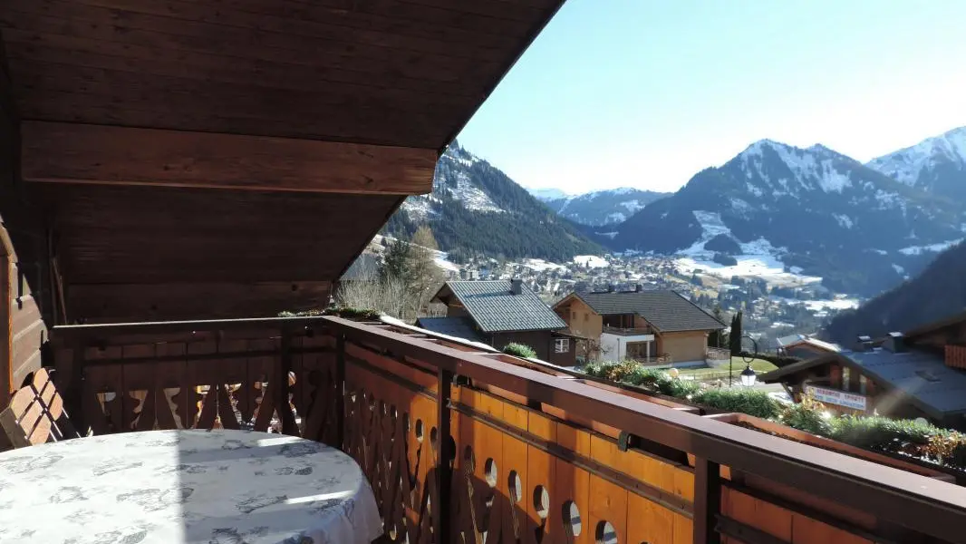 Vue sur les montagnes au printemps depuis le balcon