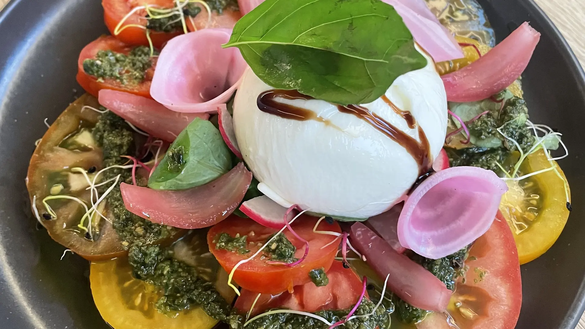 Entrée de tomates et burrata