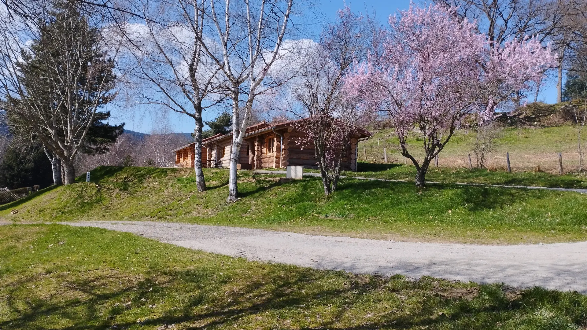 Les trois fustes du Camping de la Roche à Noirétable au printemps 2024