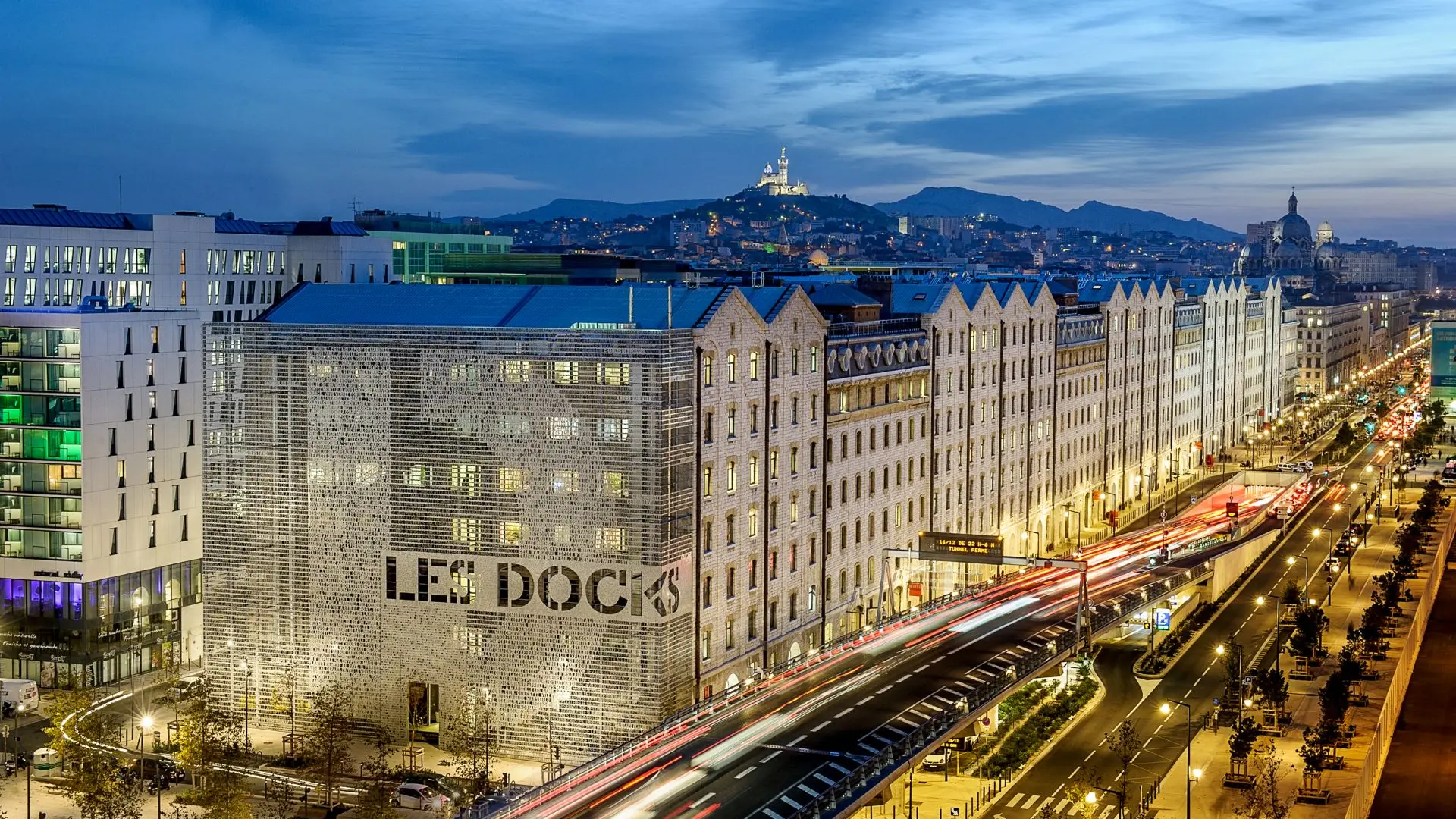 vue drone en début de soirée du bâtiment
