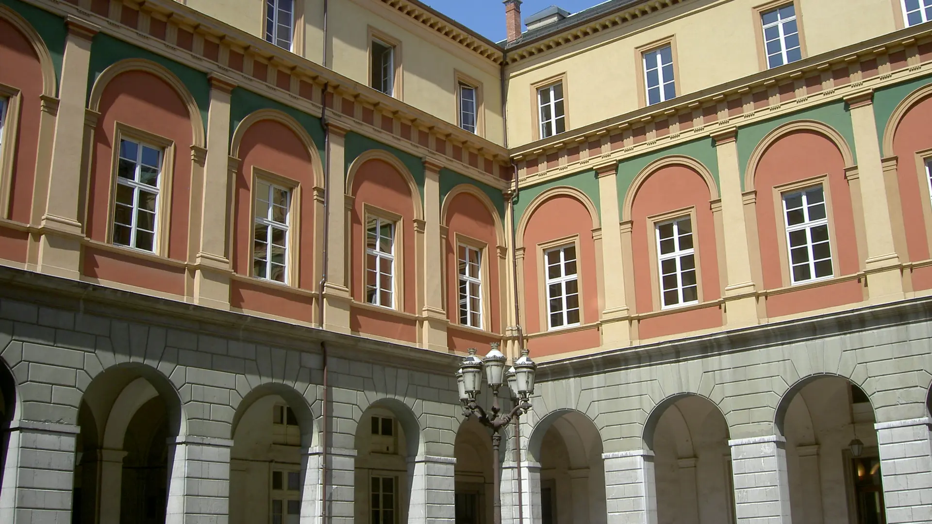 La cour du palais de justice