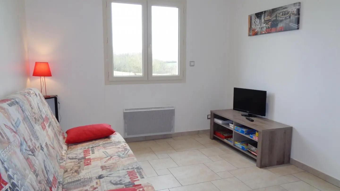 Salon mezzanine avec télévision et canapé convertible (voir avec le propriétaire).