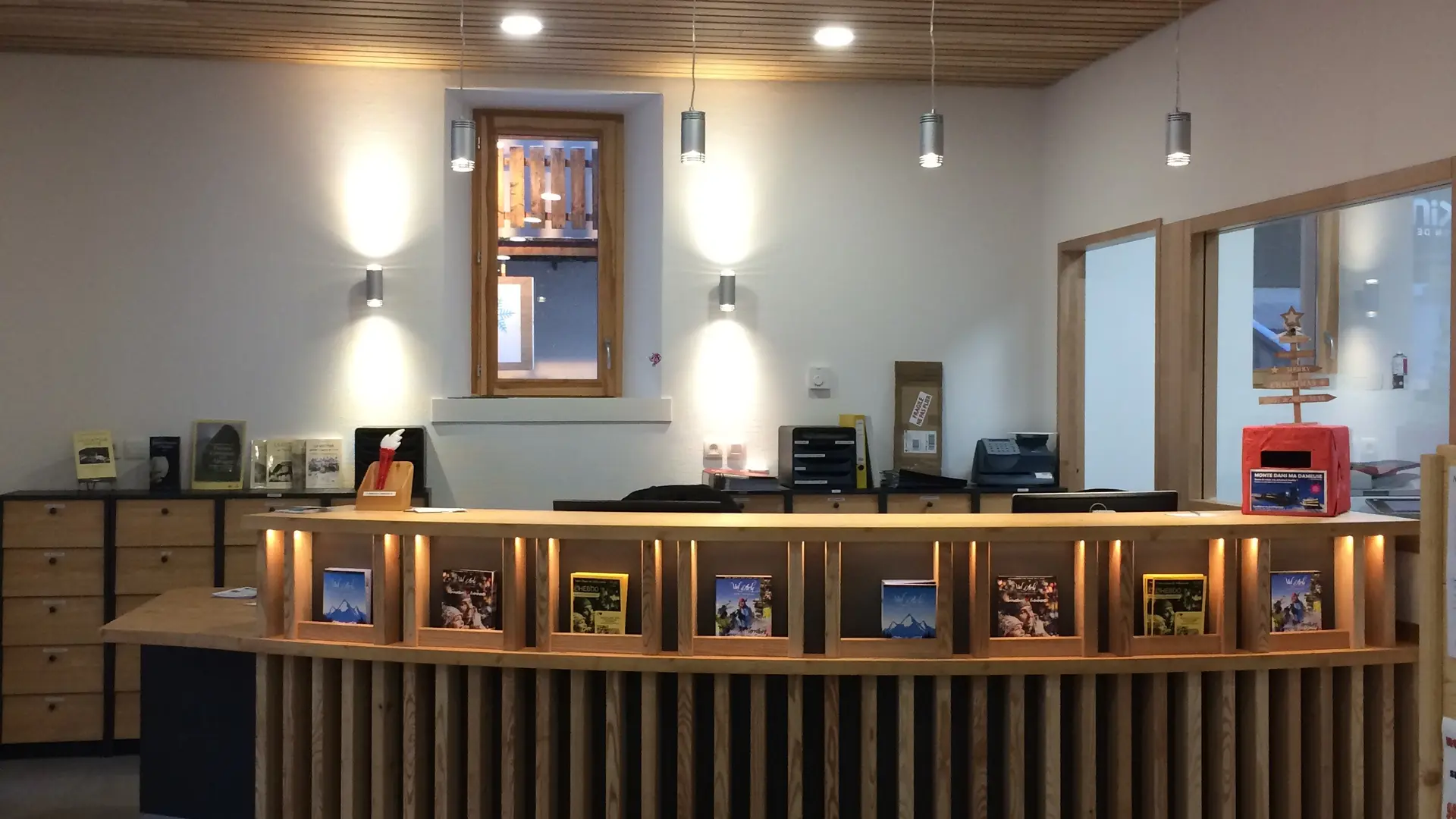 Intérieur de l'Office de Tourisme de Notre Dame de Bellecombe
