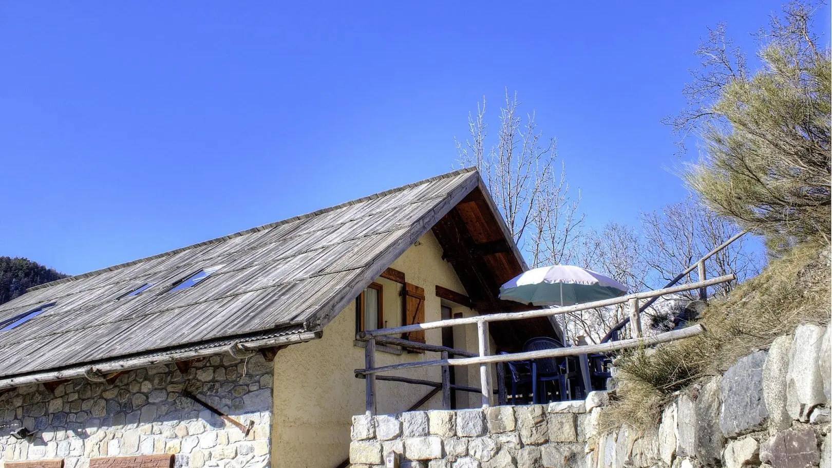 Gîte Auron - l'Oustal n°1-Terrasse-Saint-Étienne-de-Tinée-Gîtes de France des Alpes-Maritimes