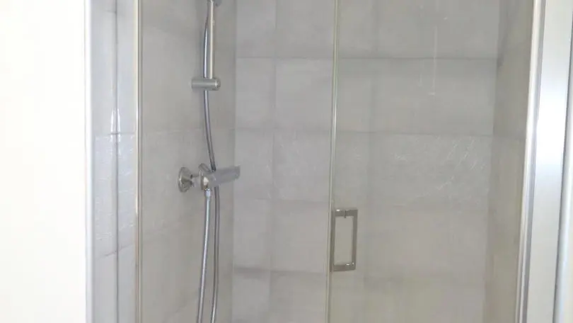 Salle d'eau. Barre sécuritée de maintien dans la douche et WC.