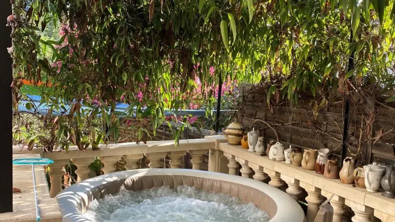 Jacuzzi 4 personnes en commun avec les propriétaires à disposition