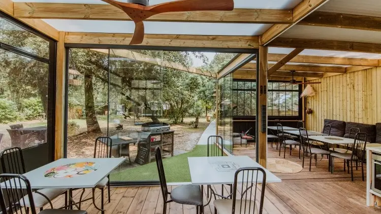 Salle à manger vue sur le jardin