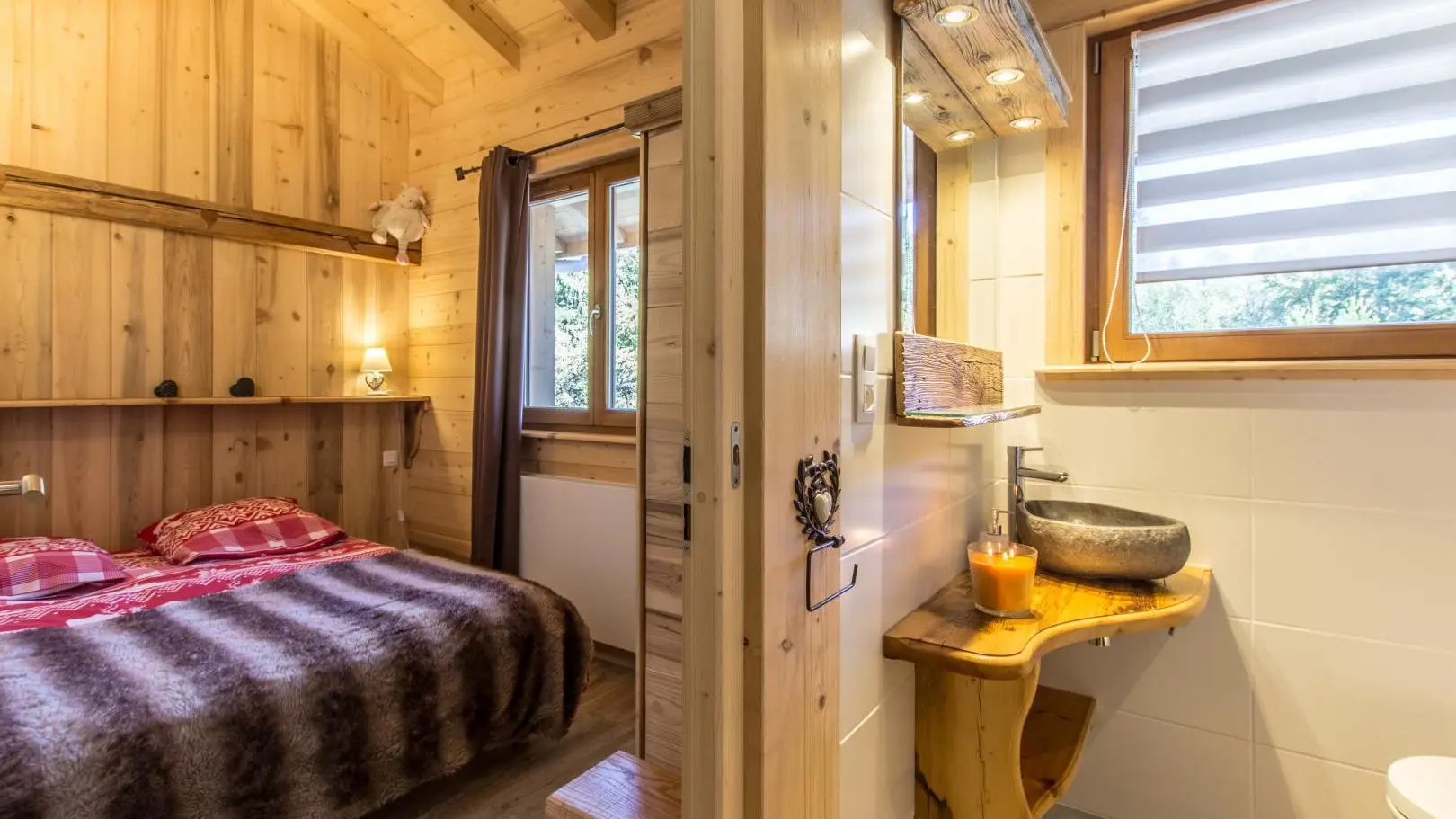 Chambre avec lit en 140 x 190 et salle d'eau attenante