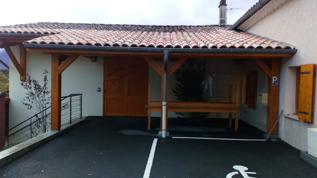 Entrée de la salle des fêtes de Chabestan