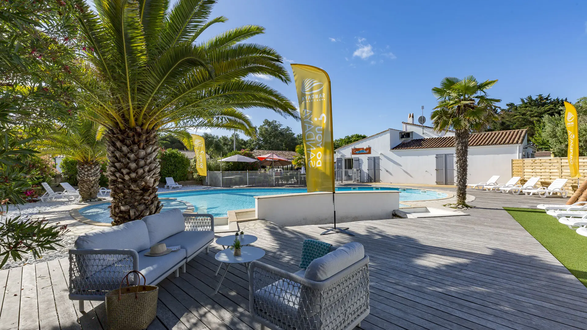 Piscine extérieure et espace de détente