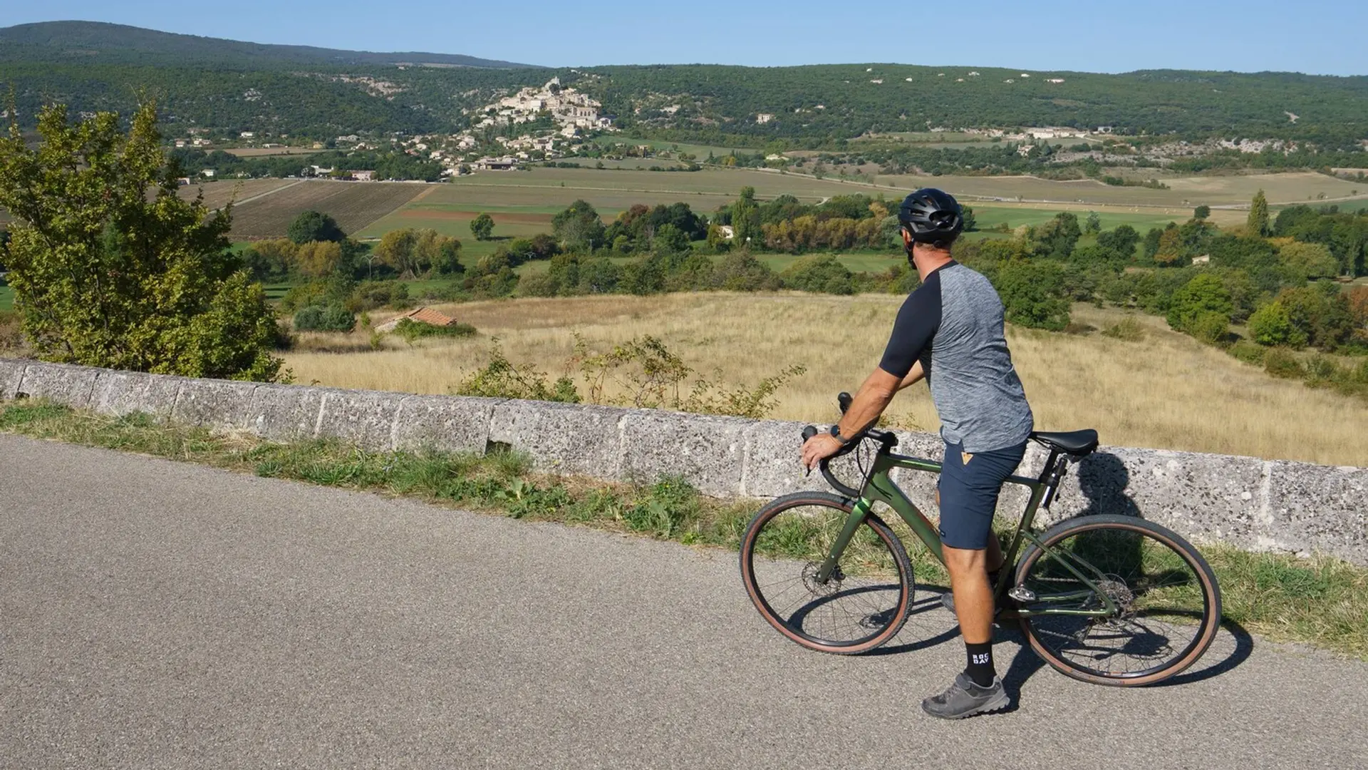 Vue sur Simiane-La-Retonde depuis Ribes Neuves (D18)