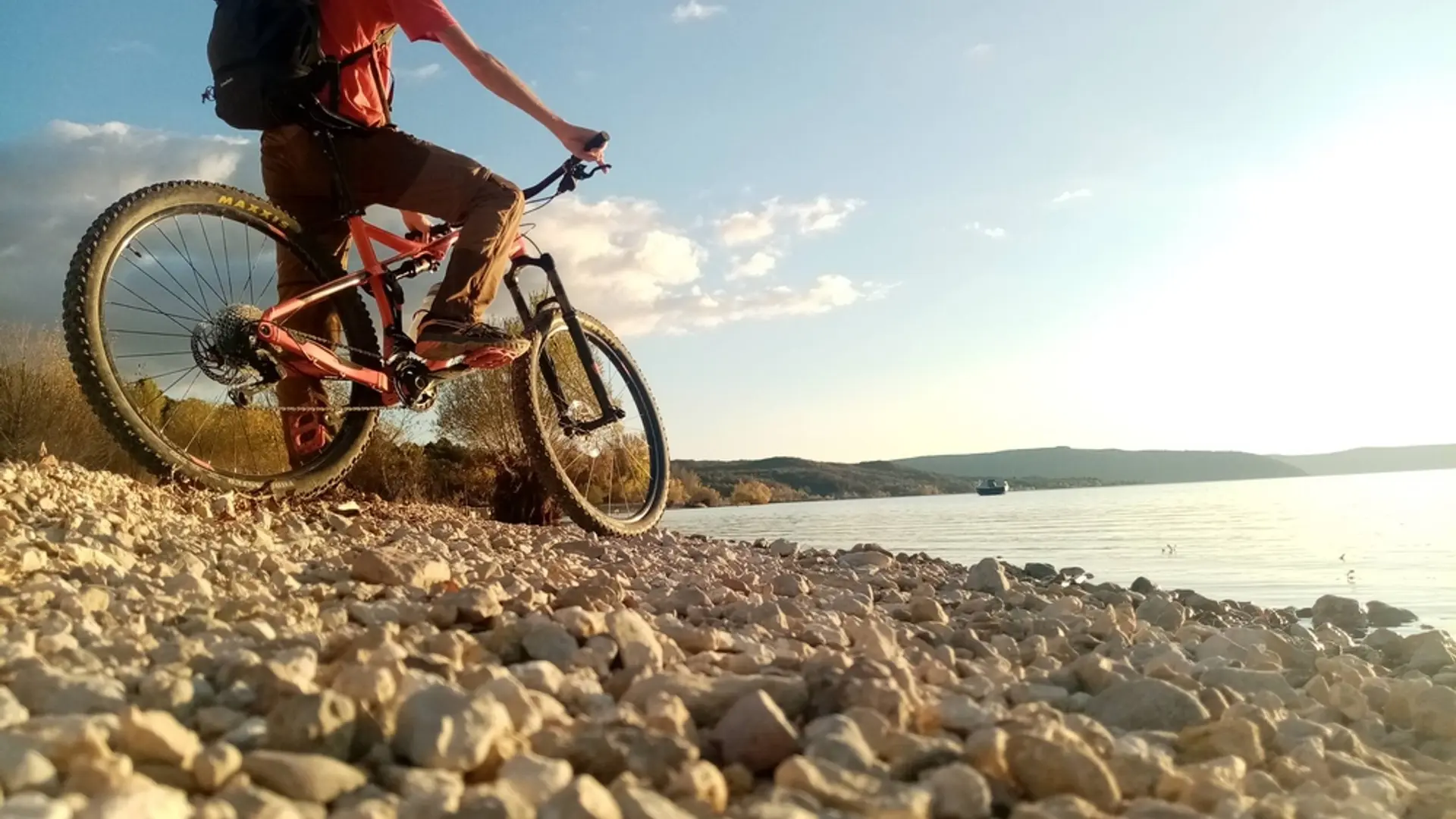 Sous les galets...  la plage