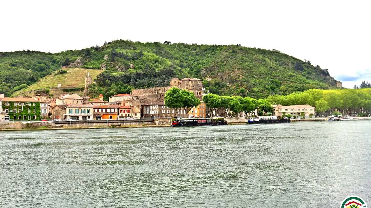 Vue sur Tournon depuis le gîte
