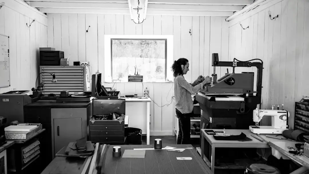 Hélène Jalabert dans son atelier