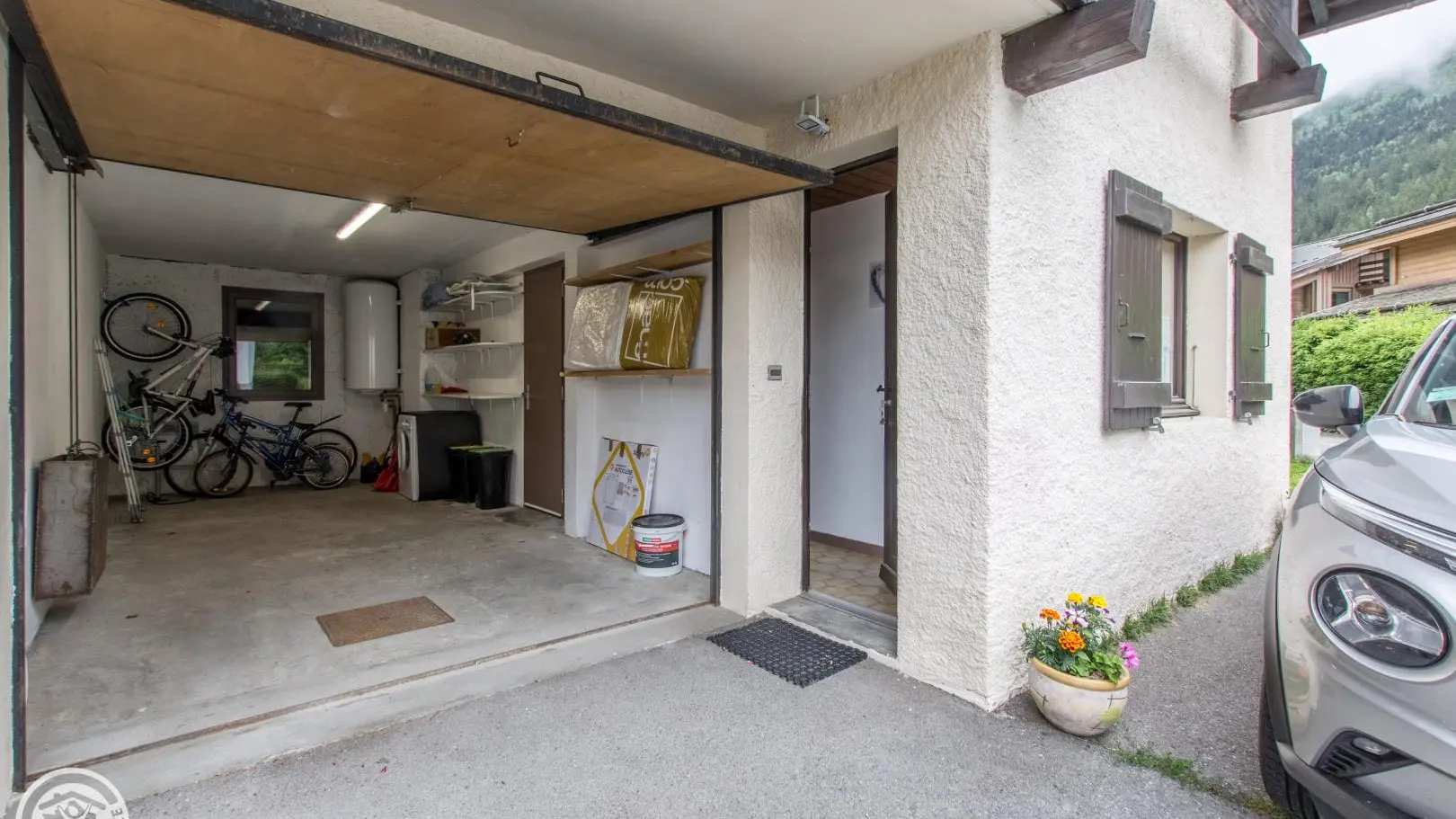 Garage privatif, et entrée du gîte (porte de droite)