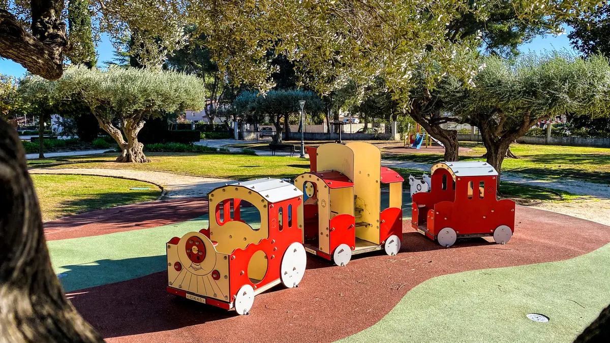 Aire de jeux pour les enfants au Jardin des Oliviers à La Londe les Maures