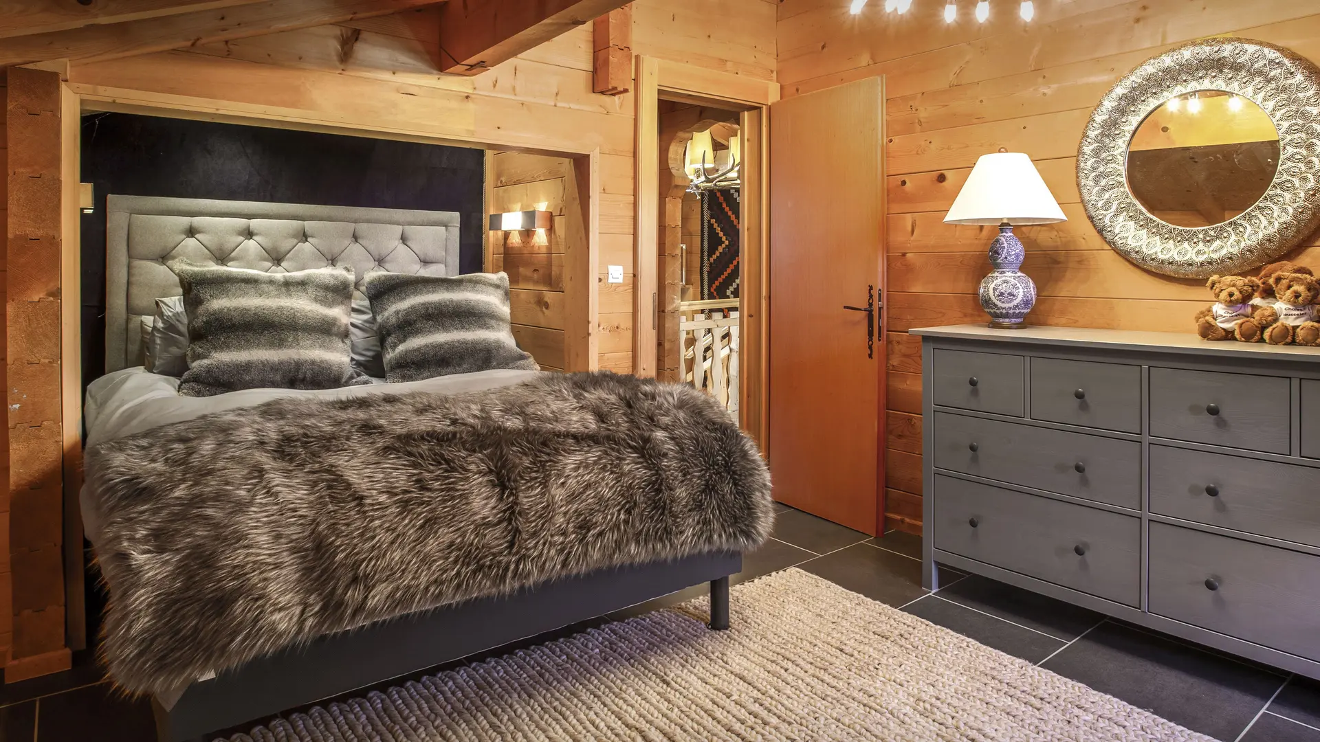 Chambre double avec son grand lit, commode