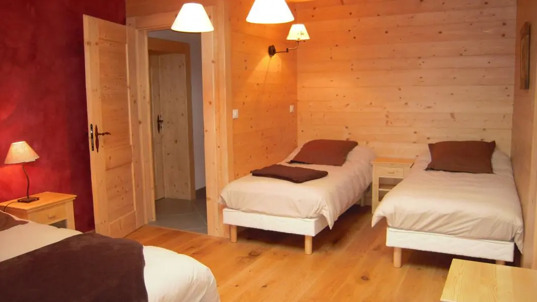 GRANDE CHAMBRE POUR 4 PERSONNES 
2 LITS DE +90 ET 1 GRAND LIT