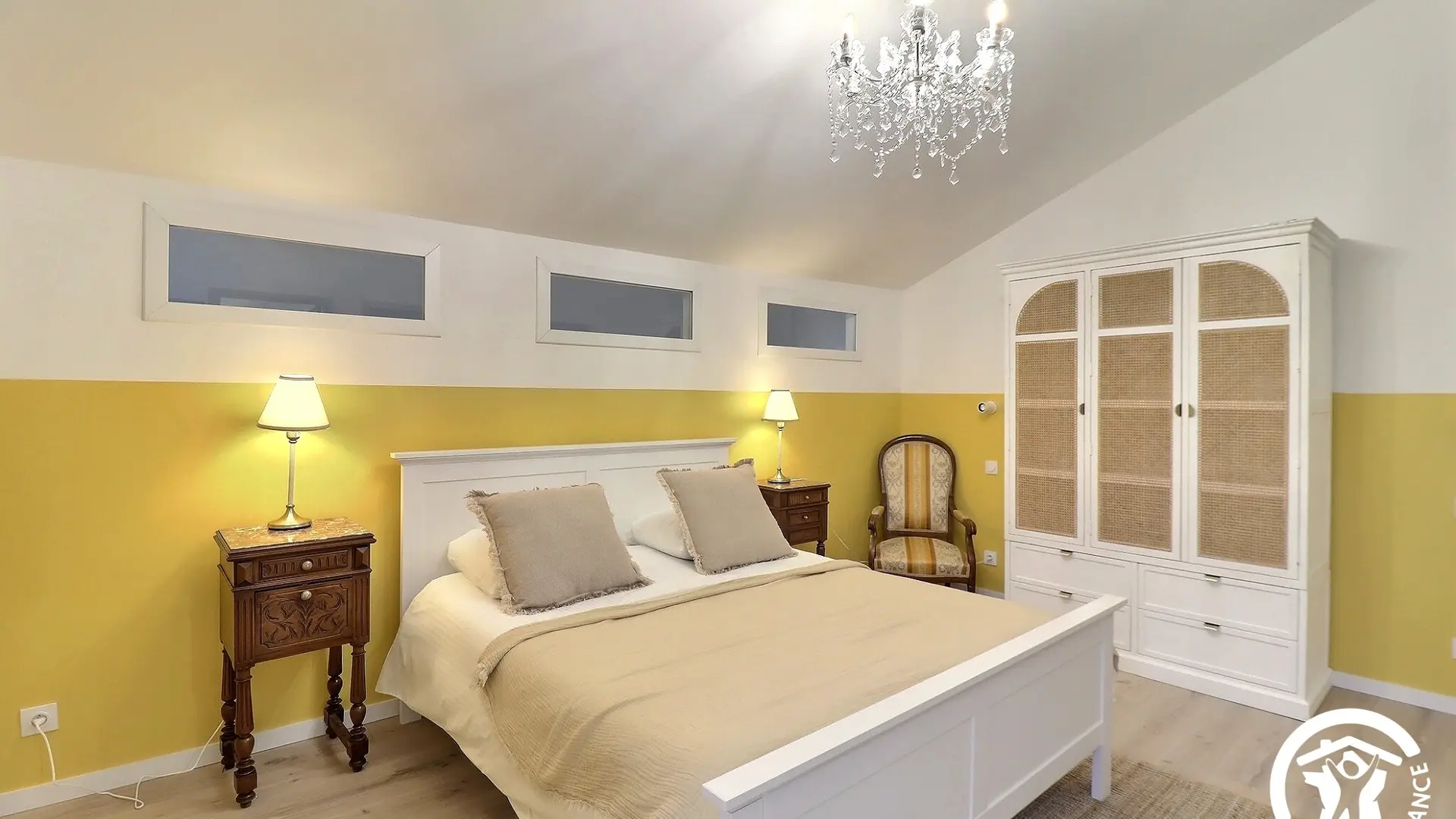 une chambre grand lit