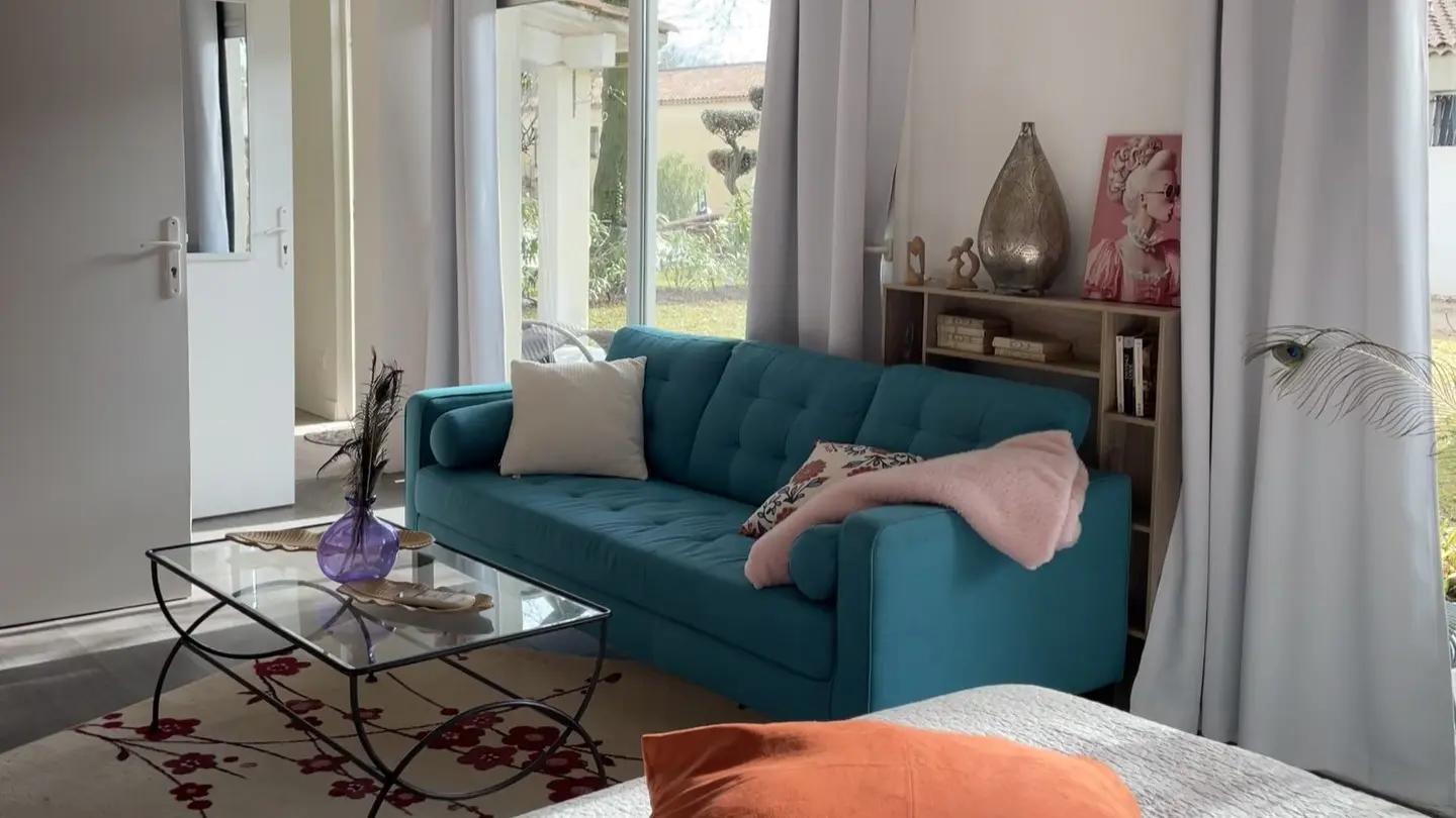 Pomme de pin_Le Thor chambre + canapé bleu