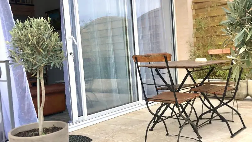 Terrasse avec store pour les grosses chaleurs d'été à l'ombre