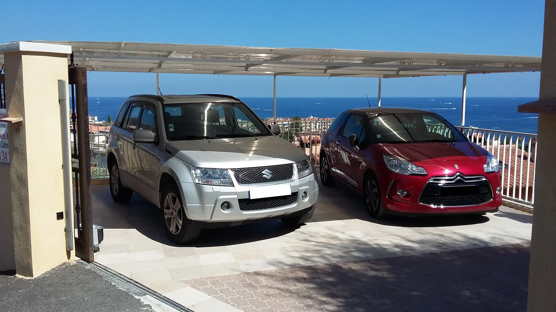 Parking couvert et fermé avec Borne recharge voiture électrique