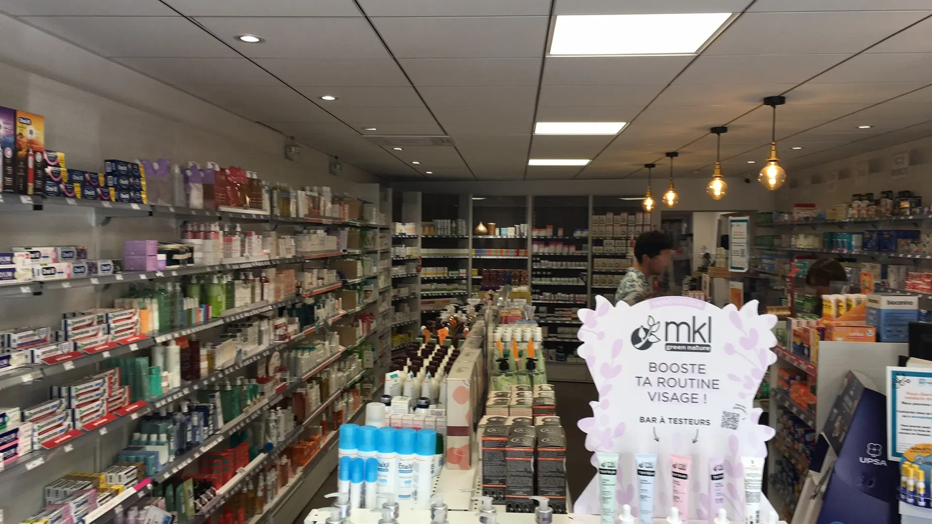 Vue d'ensemble de l'intérieur de la pharmacie
