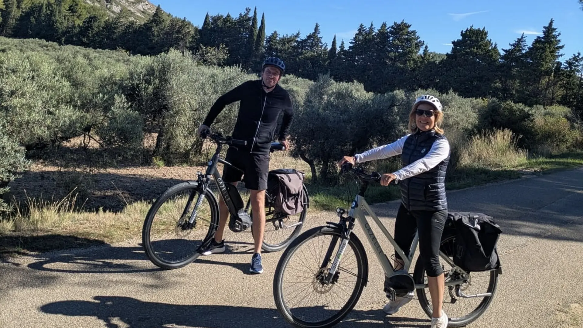 Unusual Ride Cycling tour guide in Aureille Couple on a bicycle