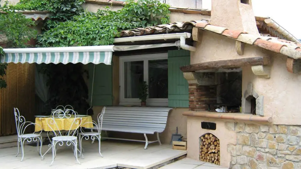 Barbecue en partie commune avec les hôtes.Villa La Myreclose-Saint Auban-Gîtes de France Alpes Maritimes