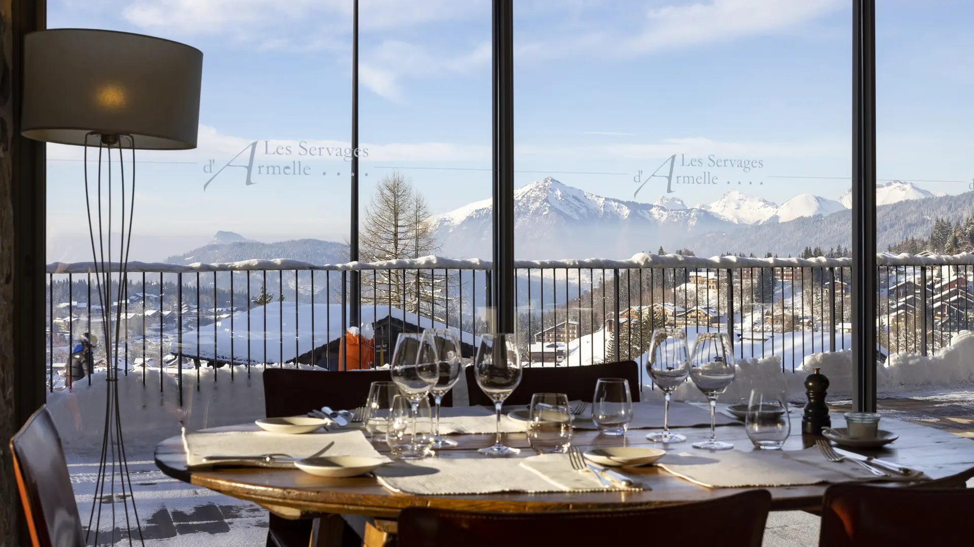 Salle veranda avec vue sur les montagnes