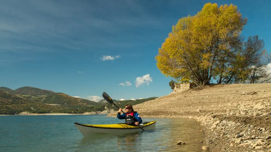 kayak sur le lac de Serre Ponçon