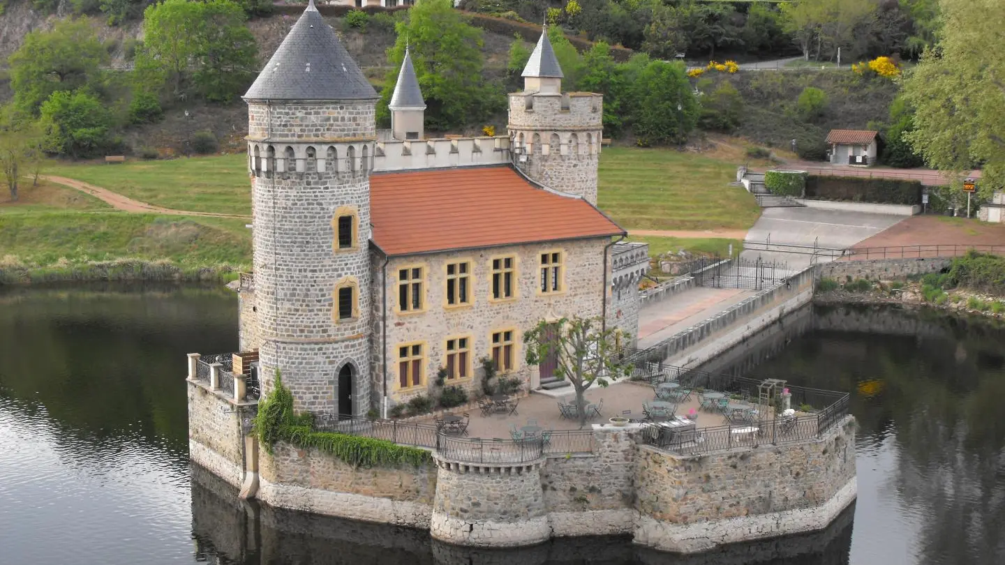 Point de vue sur le Château de la roche(rive gauche) en suivant un petit sentier à 10 minutes à pied du gîte.