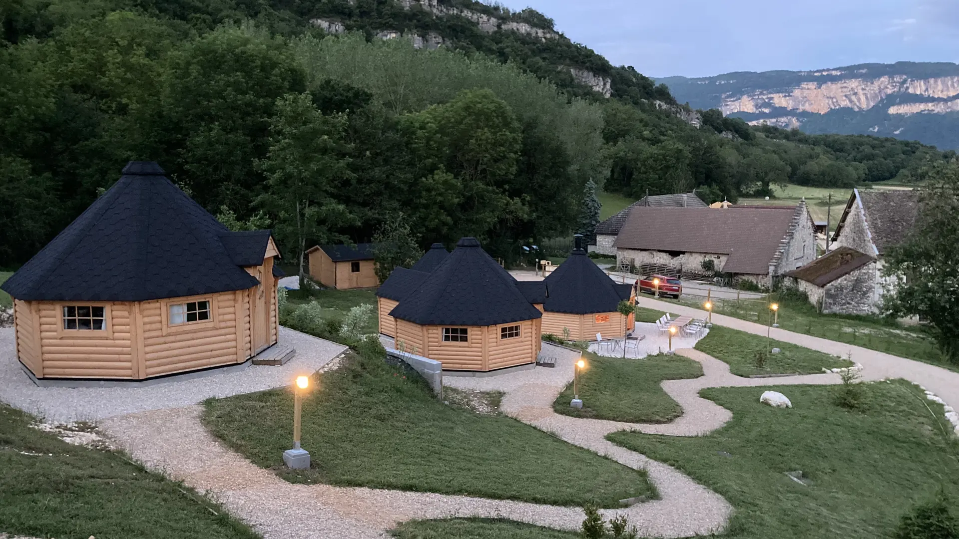 Autre vue des kotas à la tombée de la nuit