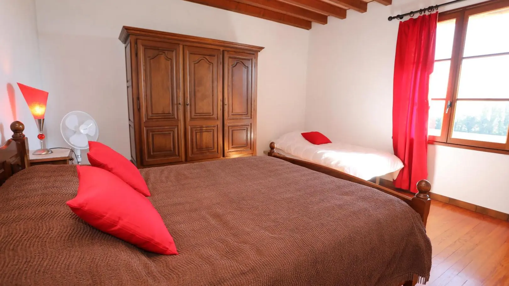 Chambre 1x140 + 1x90 (accessible par l'escalier en colimaçon), lavabo et wc sur le pallier