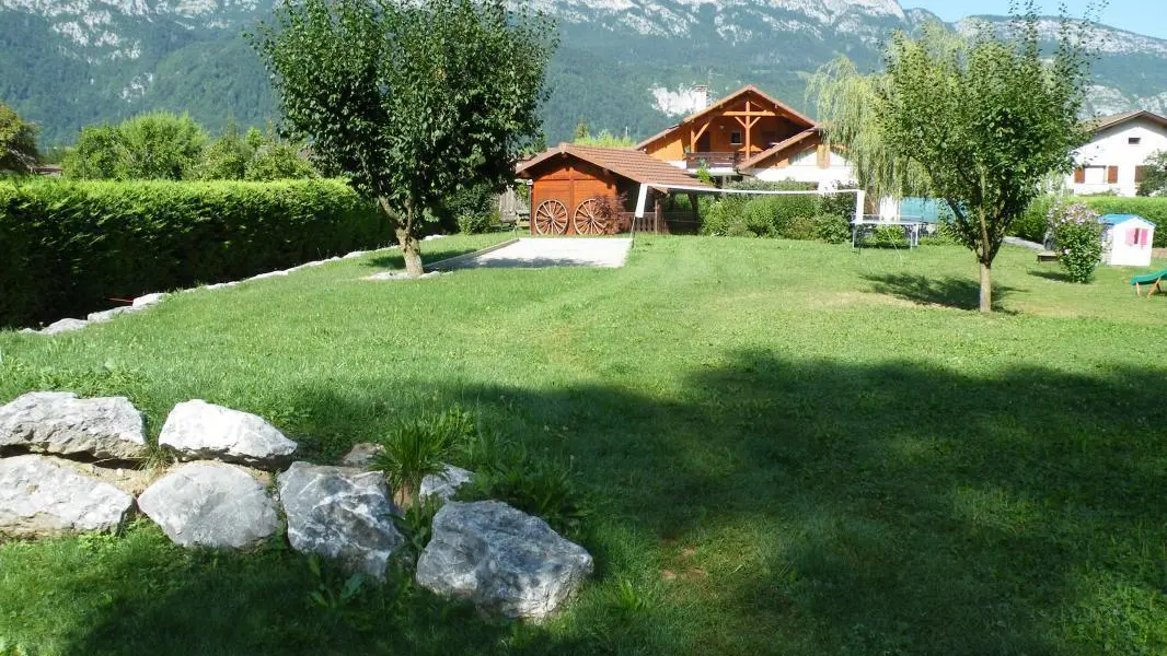 Vue d'ensemble depuis le fond de la propriété
