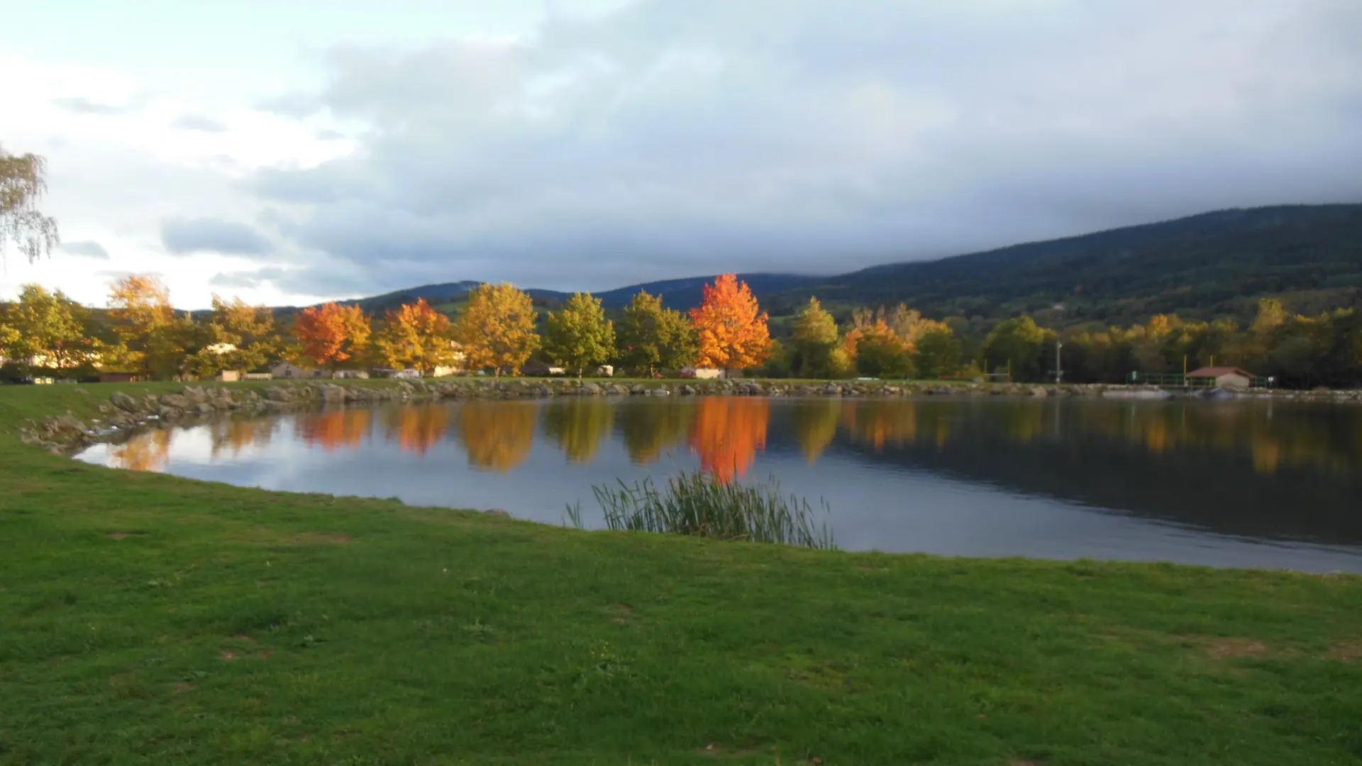 Le Plan d'eau de Noirétable, début d'automne