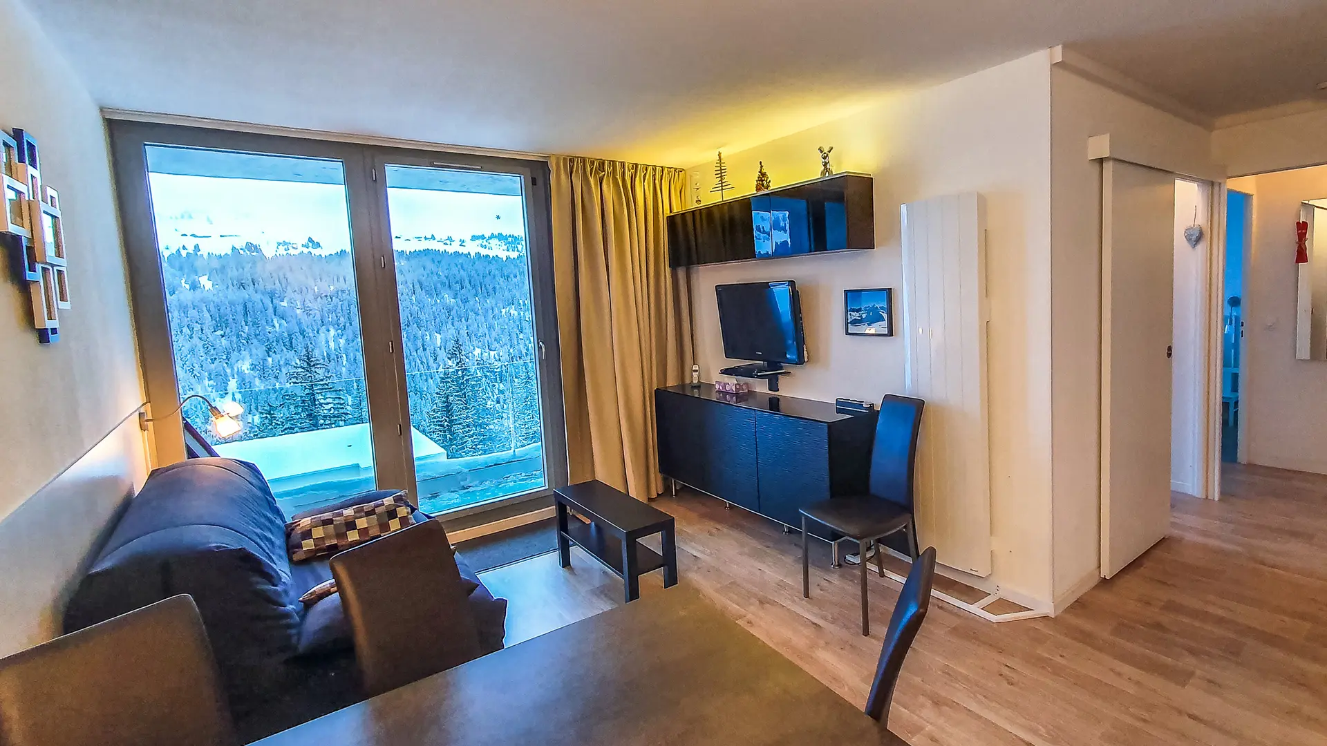 Le salon et la salle à manger avec canapé convertible (2 couchages)