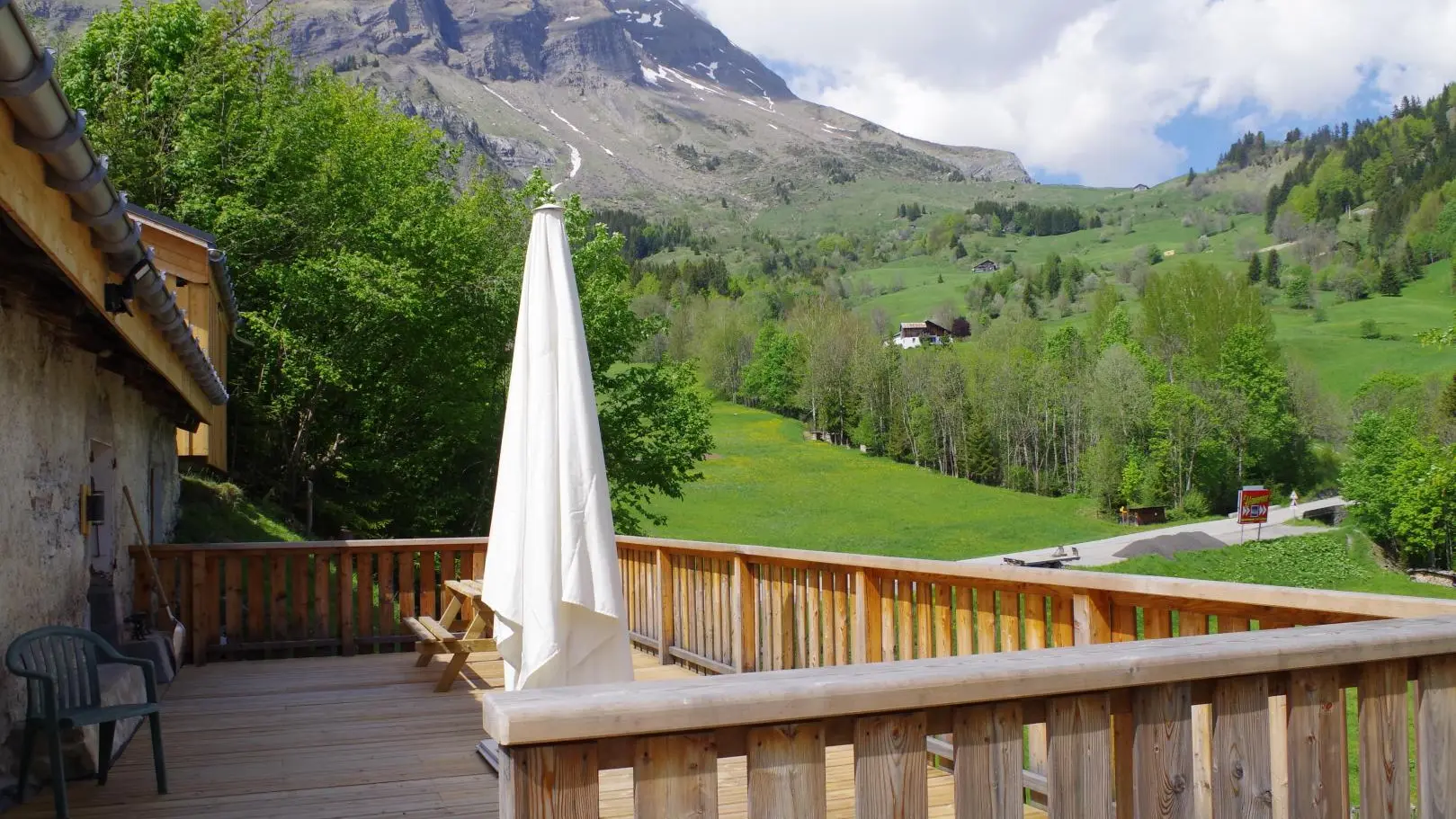 VUE D'ÉTÉ DEPUIS LA TERRASSE