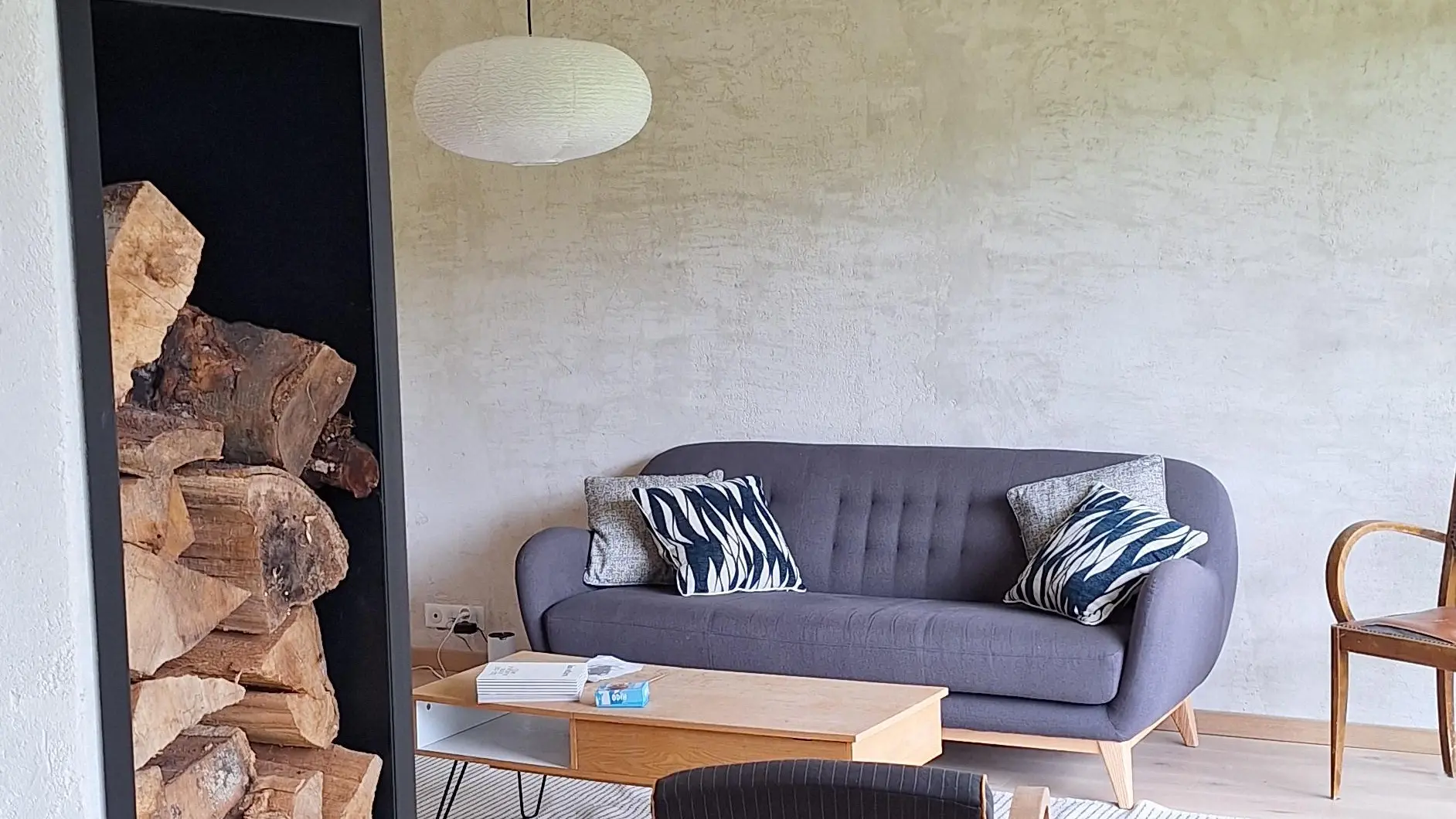 salon lumineux et épuré avec un canapé et des fauteuils