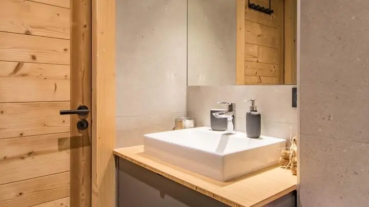 Salle de bain 1 avec douche et toilettes