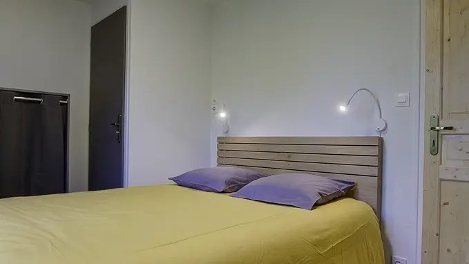 chambre deux personnes 
lit 140 par 190 ,dressing
Accès à la terrasse.