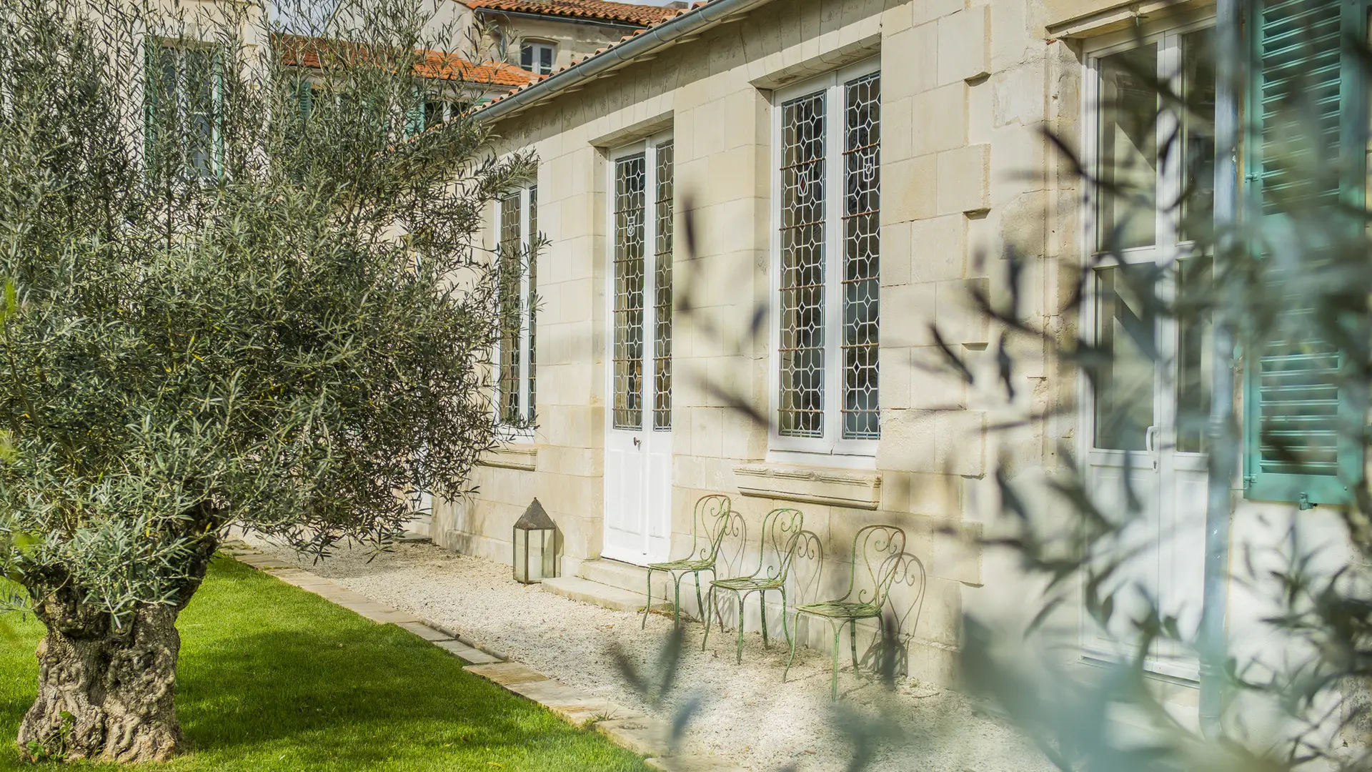 La maison vue du jardin