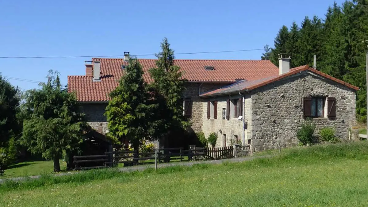 Situation en pleine nature à 2 kilomètres du village des Marlhes (tous commerces)