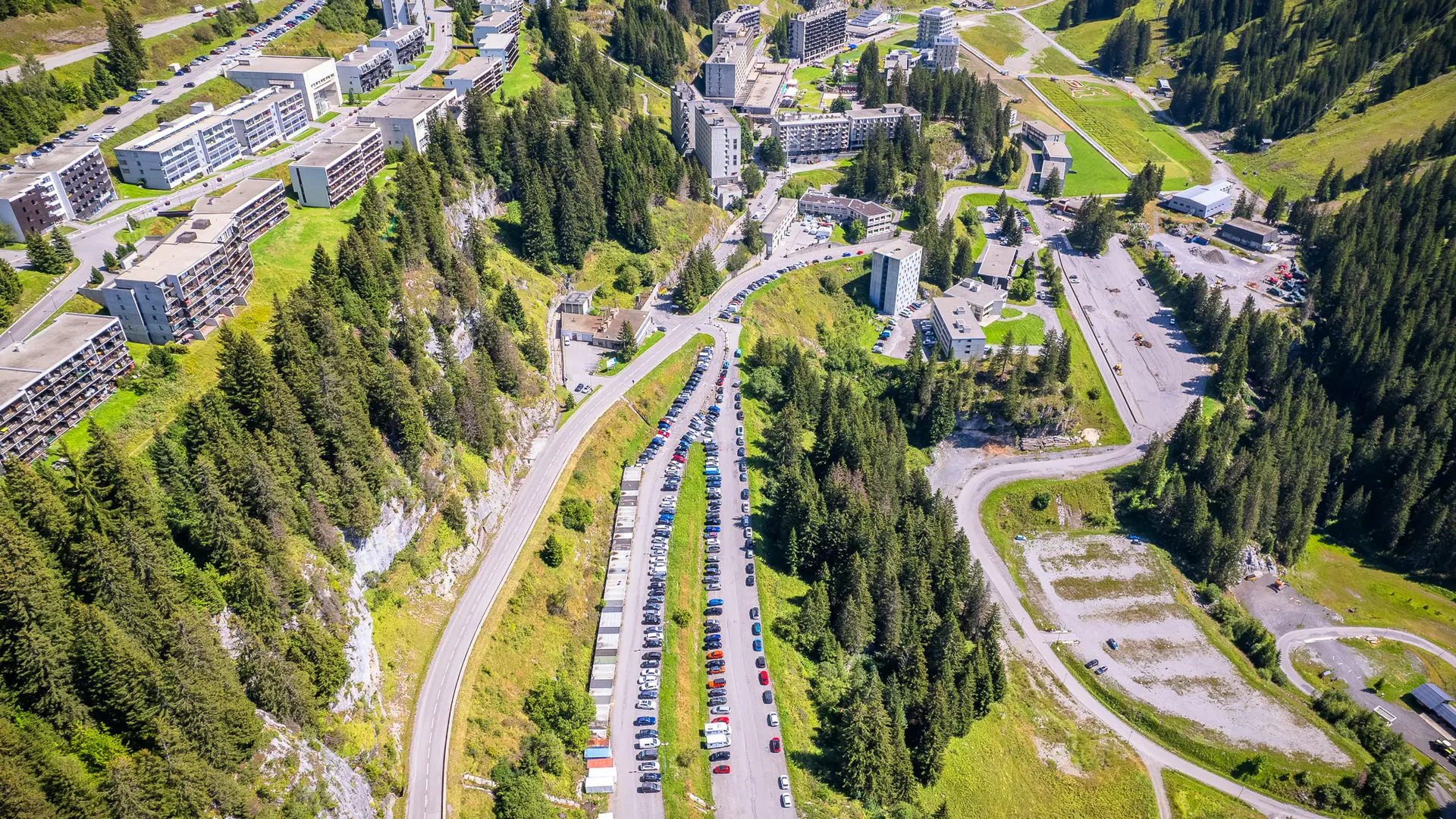 Vue aérienne du parking P2 à Flaine Forum