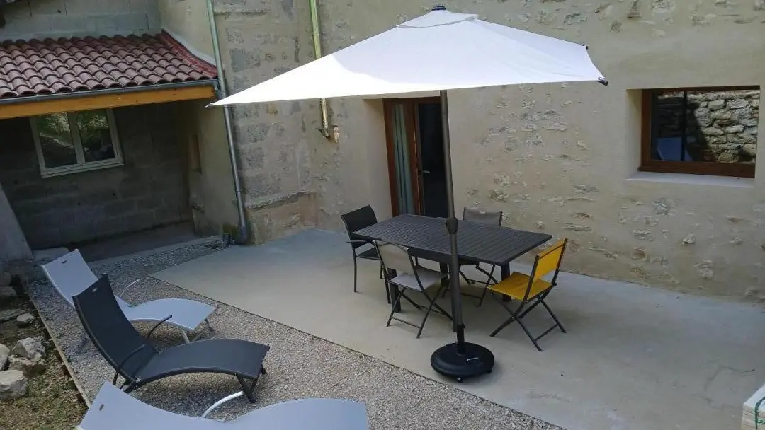 Terrasse et son salon de jardin,son parasol et ses bains de soleil
